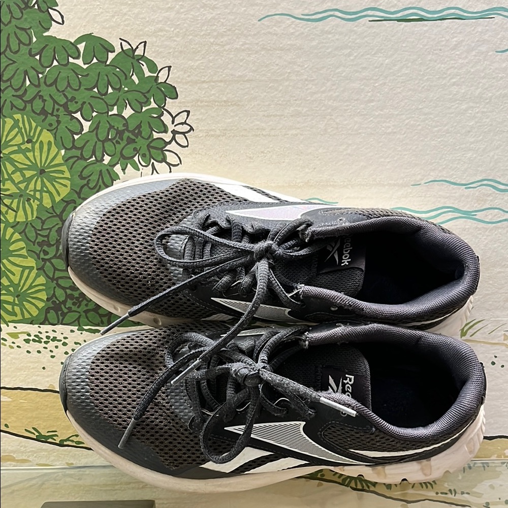 🛍️5️⃣ /💲2️⃣5️⃣🛍️ REEBOK Black and White Athletic Shoes